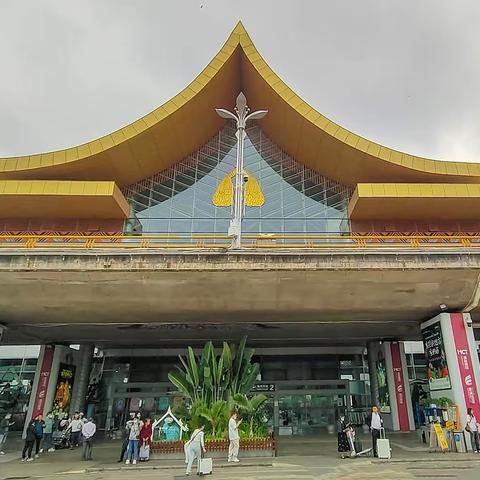 云南旅游--美丽的西双版纳“疯狂”的泼水节！