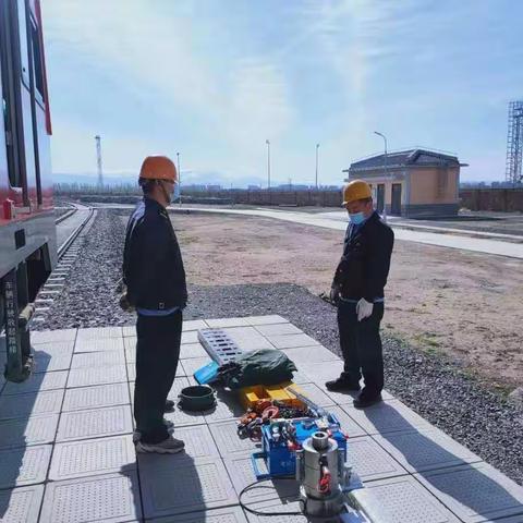 演“真”练“实”阿勒泰基础设施段机修车间额敏轨道车组开展轨道车起复应急演练