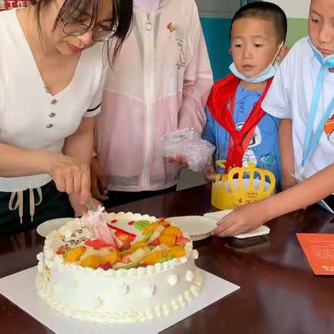 柳毛湾镇中心学校共青团爱心生日会