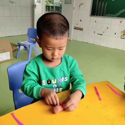 张掖市实验中学附属幼儿园小一班教师节黏土手工活动