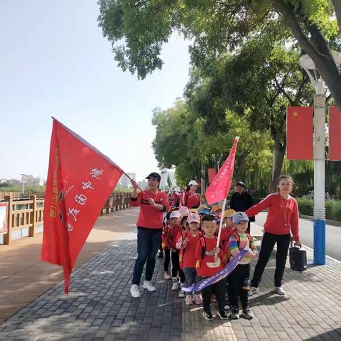 张掖市实验中学附属幼儿园中一班“抓住秋天的尾巴，与自然携手”――赴润泉湖公园秋游活动精彩剪辑！