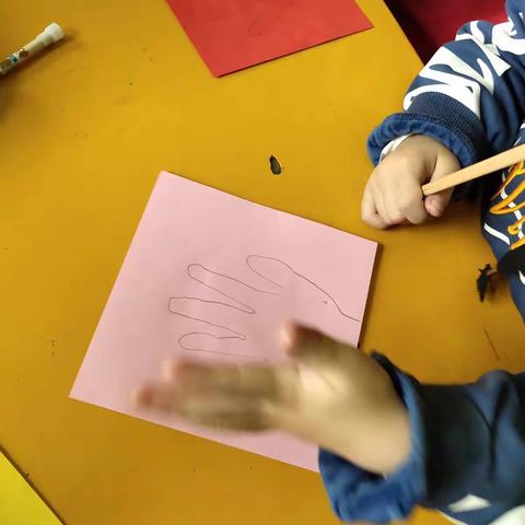 张掖市实验中学附属幼儿园大一班庆“女神节”祝妈妈们节日快乐！