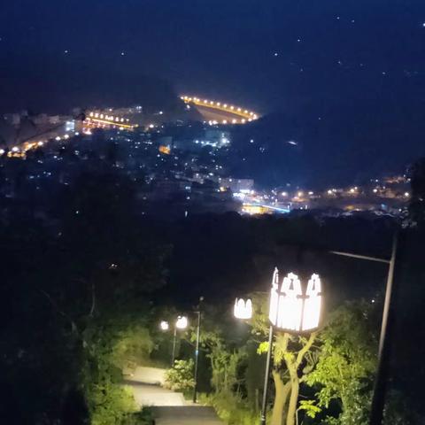 夜幕下的炮台山