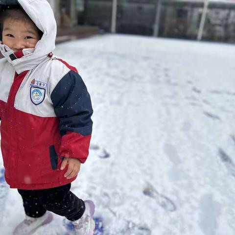 畅玩冬季，雪乐无穷——春水湾幼儿园冬日初雪纪实