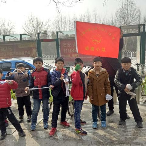 春暖花开鸟儿叫，我们来给小绿"洗洗澡"。南关村小学三九班雄鹰小队争当环保小卫士