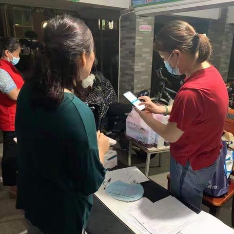 金山街道加班开展全民核酸检测预登记工作
