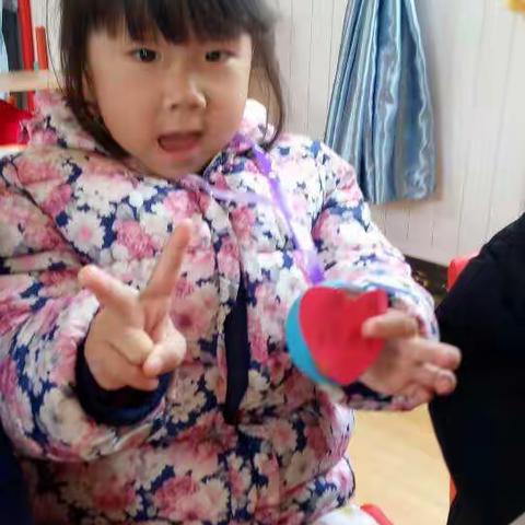 小三班，祝:妈妈，奶奶，三八节快 乐🌹 🌹 🌹 