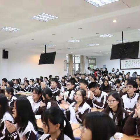 高二年级举办“模仿名人”英语演讲比赛