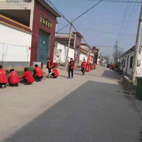人居环境整治，东荆楼村志愿者在行动。