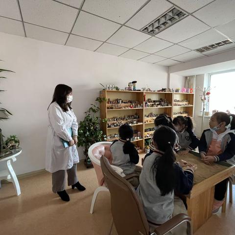 德馨四班第三实践小组 “心理卫生中心”沙盘体验活动