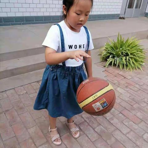 快乐运动    强身健体             二（5）班