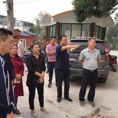 区委常委、区委办公室主任范耀江实地督导文峰办事处文峰新村小区老旧庭院改造项目