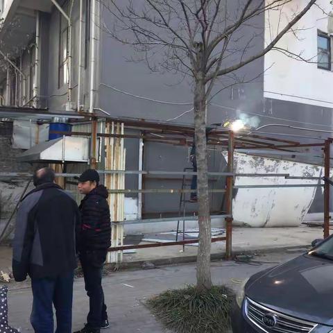 文峰街道办事处对塔东路与许都路交叉口西南角一处私搭乱建依法进行强制拆除