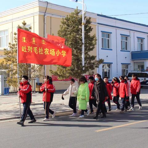 弘扬雷锋精神 争做时代小雷锋——科右中旗吐列毛杜农场小学学雷锋主题活动