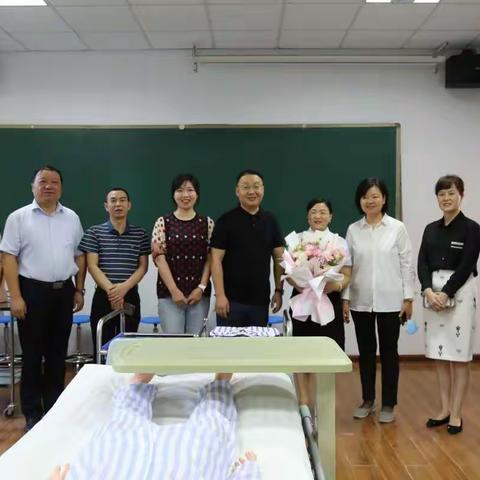 市卫生健康委领导教师节来我校慰问