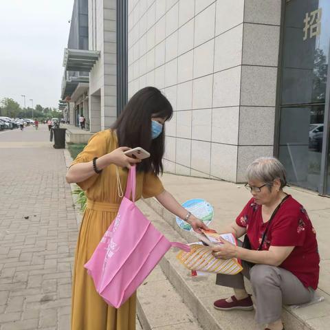 高桥街道多形式开展打击整治养老诈骗宣传活动