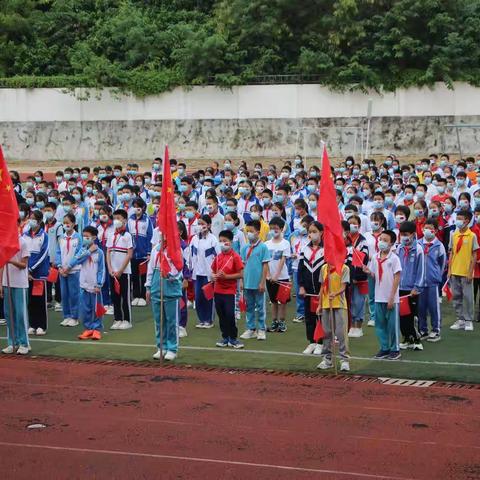 儋州市第二中学团委开展“喜迎二十大，我和国旗合个影”主题教育活动