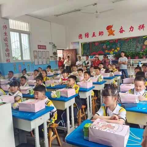 “学校小教室、人生大舞台”——蜜蜂班
