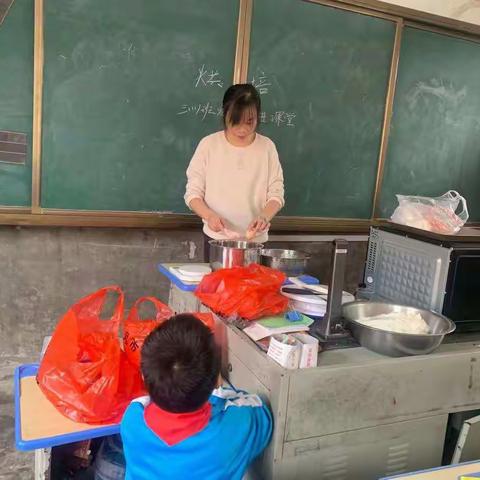 家长进课堂——巧手做蛋糕