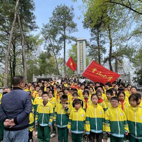 缅怀先烈志  共铸中华魂——胄山小学2023年清明节英雄纪念碑祭扫活动简讯