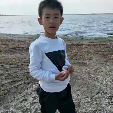 科区实验小学 二年六班 杨凯维                  畅游书的海洋，感受不一样的世界！