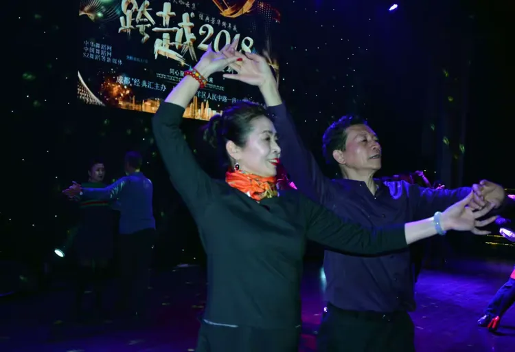 《再现芳华》原军区战旗歌舞团演员在经典汇迎接2018年，再现当年青春芳华。