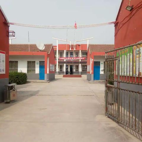 艰苦奋斗、不忘初心----清丰县大流乡初级中学我和国旗合个影活动