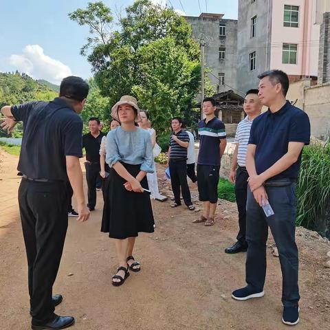 周美华副县长现场推进安远中心学校扩容项目建设