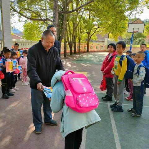 阳光下茁壮成长—记新东小学“学习之星”颁奖仪式