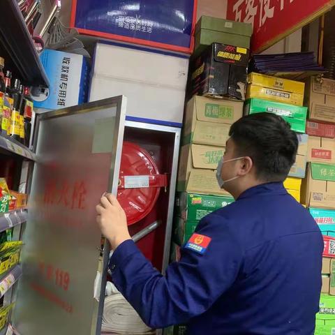 深入“九小场所” 开展消防夜查