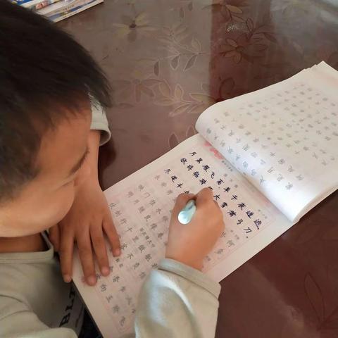 宁武县实验小学四年级一班吕宇涛的国庆假期生活