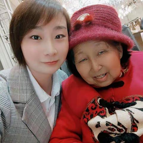 我的奶奶👵，我的奶奶真的很大，大的能装起我整个快乐的童年；我的奶奶真的很小，小的能装进一个四四方方的盒