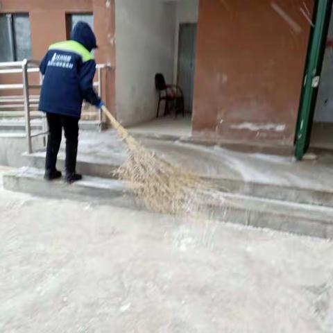 瑞雪纷飞至，物业除雪暖人心