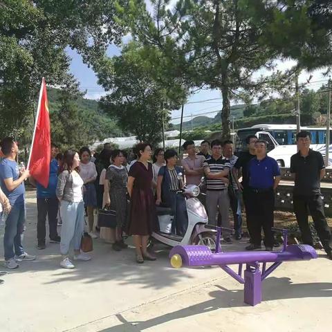 延安市财政局到陈子沟村举行党日活动