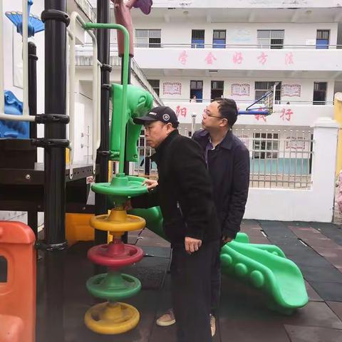 落实校园安全隐患排查 扎实做好校园安全工作——汪村学校辖区小学安全检查