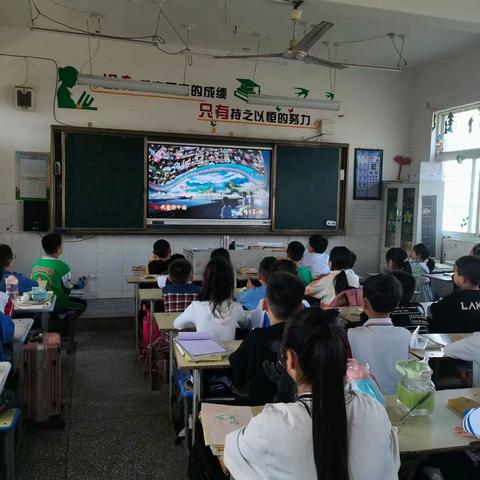 万金镇龚堂小学组织观看《开学第一课》