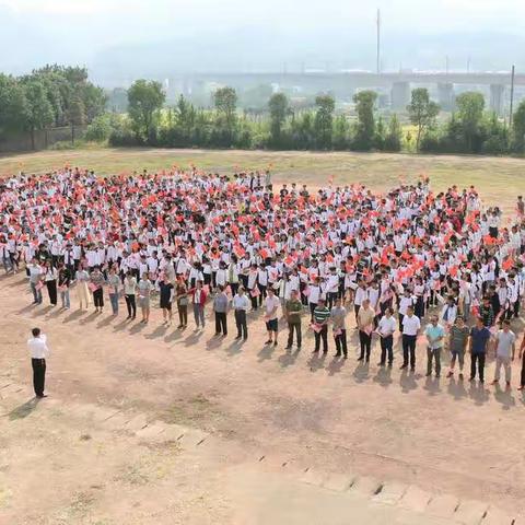 锦绣中华，盛世华诞——灵溪中学举行“不忘初心、牢记使命”主题教育活动之诵读《可爱的中国》