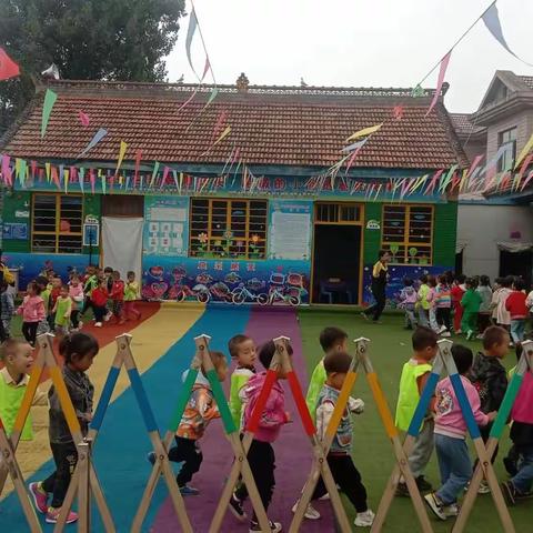 【爱上幼儿园，快乐“美”一天】——新世纪幼儿园周活动记录