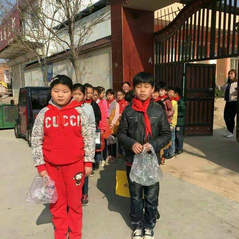 苗寨镇东庙小学劳动实践课活动