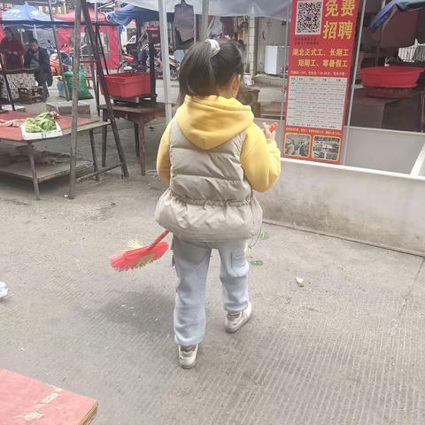 大手牵小手，文明一起走，小小环保员，我是龙凤中心小学402班的肖淑秋