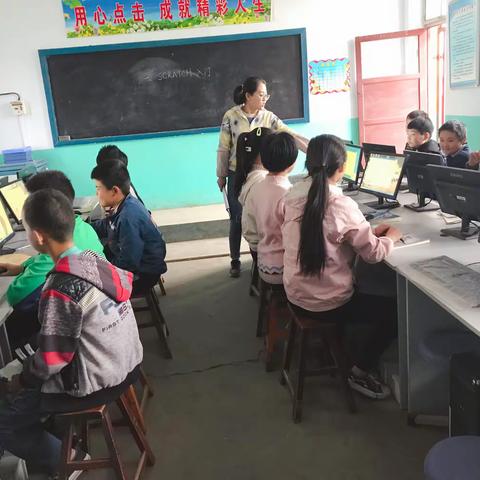 武安市西寺庄乡南庄小学顺利开设编程课