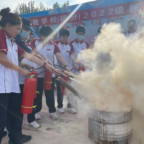 地震临危不乱 消防警钟长鸣——冀南新区消防救援大队走进育华中学开展千余人防震防火安全演练