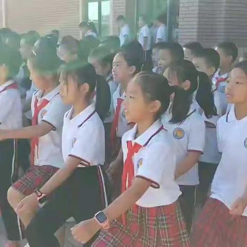 谦谦君子，扬军威意气！