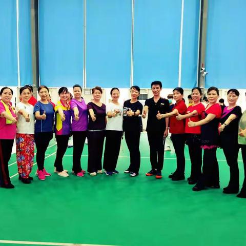 兄弟姐妹手拉手亲亲一家
