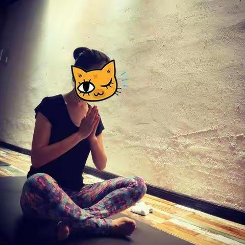 练瑜伽的女孩儿