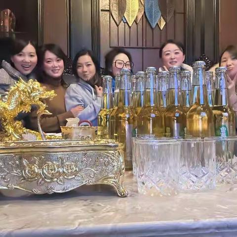 有一种幸福是，我是妹妹你是姐姐，姐妹相聚，快乐加倍，一生姐妹情，一世手足深，青春不老，我们不弃。