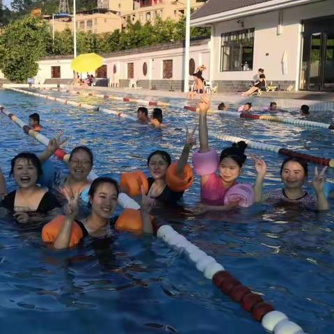 册亨县支行开展“防暑降温  健康生活”游泳比赛活动