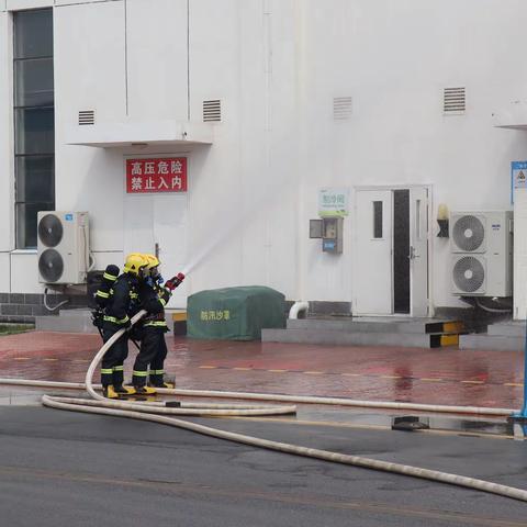 望都县阳光大街消防救援站深入辖区重点单位开展“六熟悉”实战演练