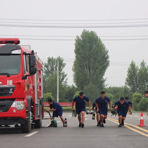 望都县阳光大街消防救援站组织开展枪炮协同操法训练