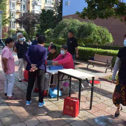 为创建文明城市添砖加瓦---记京南嘉园社区开展便民服务日活动